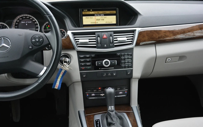 Mercedes-Benz Klasa E cena 49900 przebieg: 278000, rok produkcji 2010 z Łobez małe 379